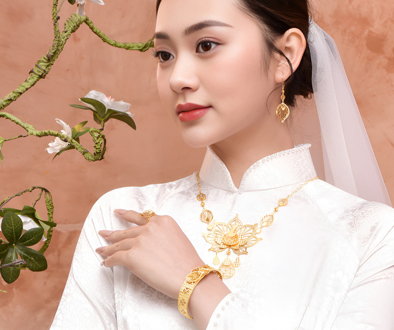 Cô dâu Việt Nam trong tà áo dài đỏ và bộ trang sức vàng 24k truyền thống