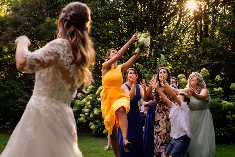 Nguồn gốc phong tục tung hoa cưới từ phương Tây.