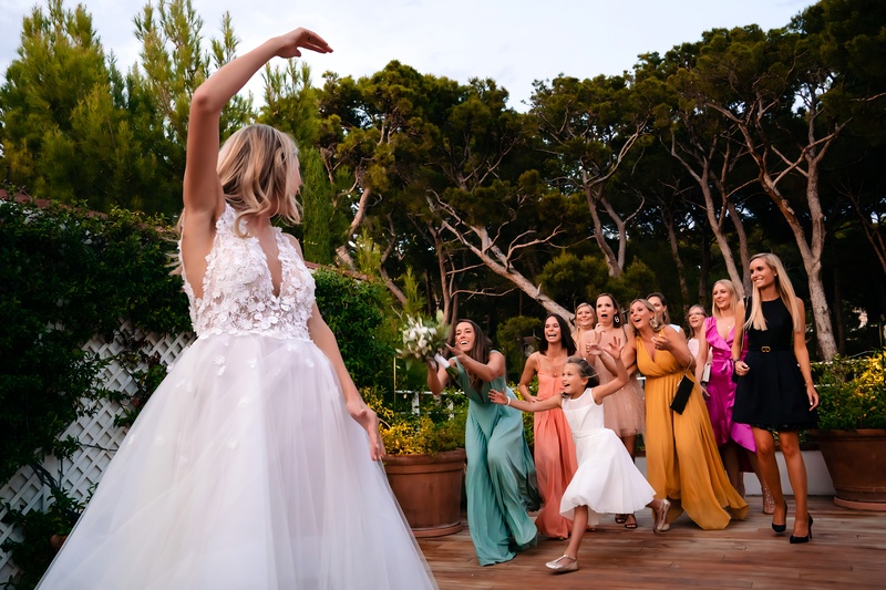 Sẻ chia hạnh phúc, lan tỏa niềm vui ngày cưới.