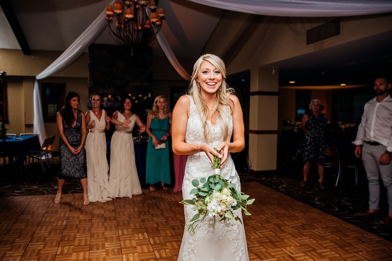 Khoảnh khắc vui vẻ của cô dâu và bạn bè.