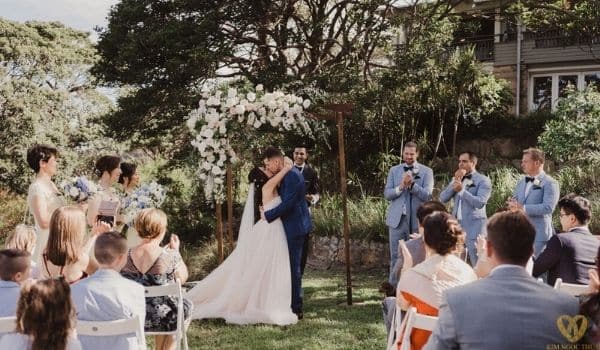 Khoảnh khắc first-look trong lễ cưới