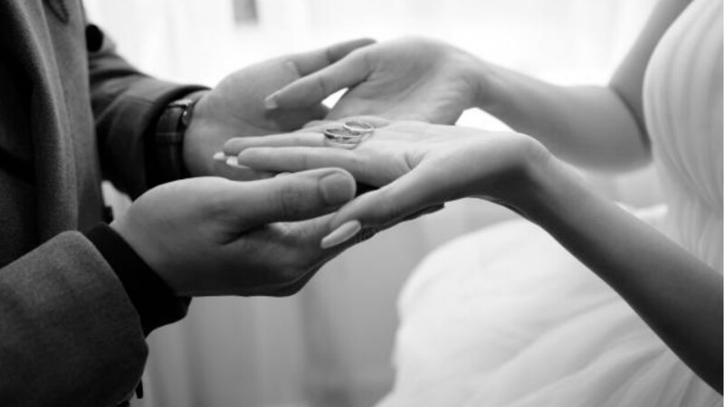 Nhẫn cưới thể hiện sự gắn kết bền vững và cam kết vĩnh cửu giữa hai vợ chồng