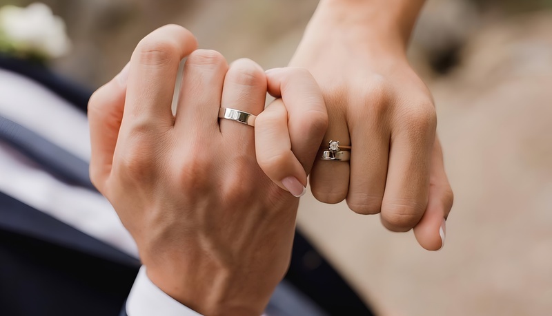 Nhẫn cưới được đeo ở ngón áp út tay trái của chú rể và ngón áp út tay phải của cô dâu