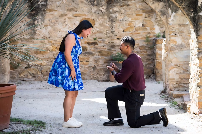 Quỳ gối: Biểu tượng tôn trọng và cam kết tình yêu.