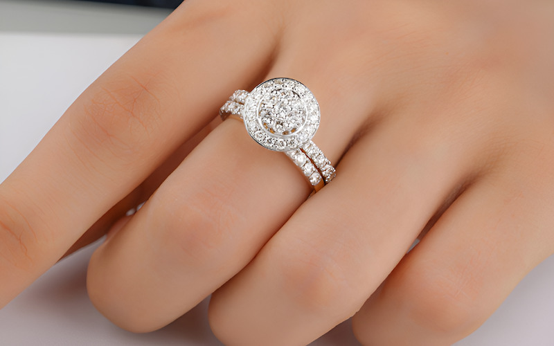 Một chiếc nhẫn cưới được đeo trên sợi dây chuyền.