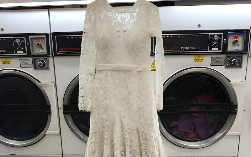 Nên giặt hấp các chất liệu cao cấp như gấm lụa tơ tằm và ren để giữ form dáng