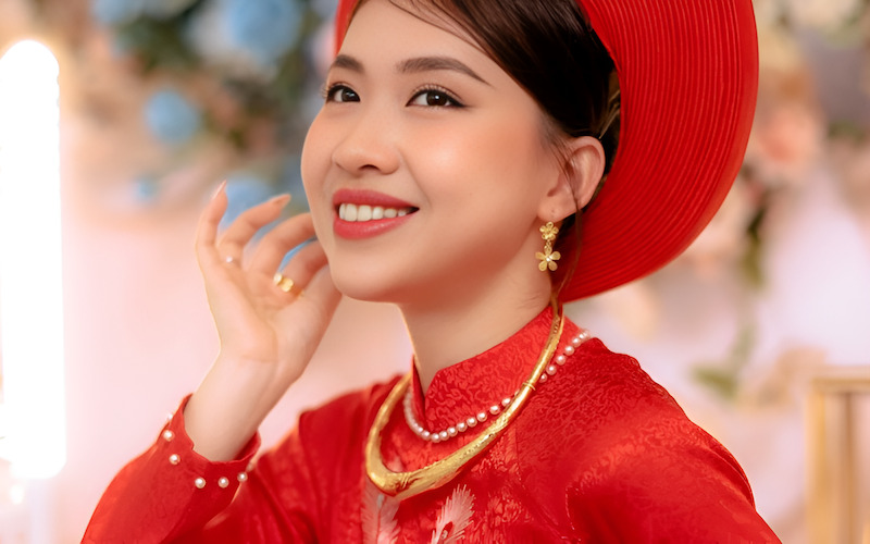 Cô dâu nên chọn bộ trang sức có họa tiết đồng bộ để tạo sự hài hòa tổng thể