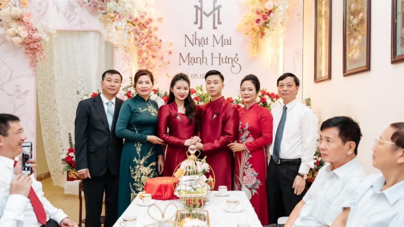 Lễ ăn hỏi là nghi thức nhà trai mang sính lễ sang nhà gái để chính thức xin cưới