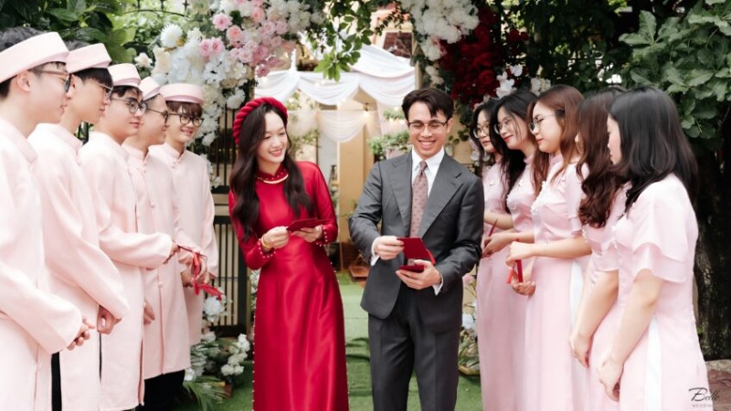 Đội bê tráp nhà trai và nhà gái trong buổi lễ ăn hỏi