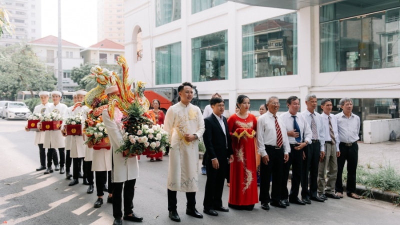 Nhà trai chuẩn bị sính lễ và di chuyển đến nhà gái