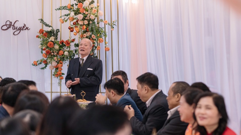 Đại diện hai bên gia đình phát biểu thưa chuyện