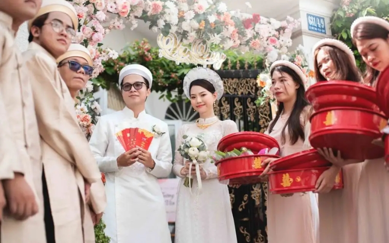 Theo phong tục truyền thống, đám hỏi sẽ diễn ra trước khi tiến hành đám cưới