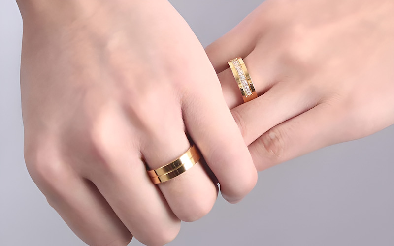 Hình ảnh một chiếc nhẫn cưới bị gãy, minh họa cho quan niệm dân gian.