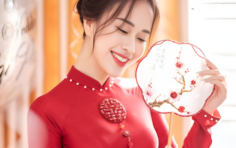 Trang điểm và kiểu tóc mặc áo dài lễ gia tiên nên nhẹ nhàng và thanh lịch