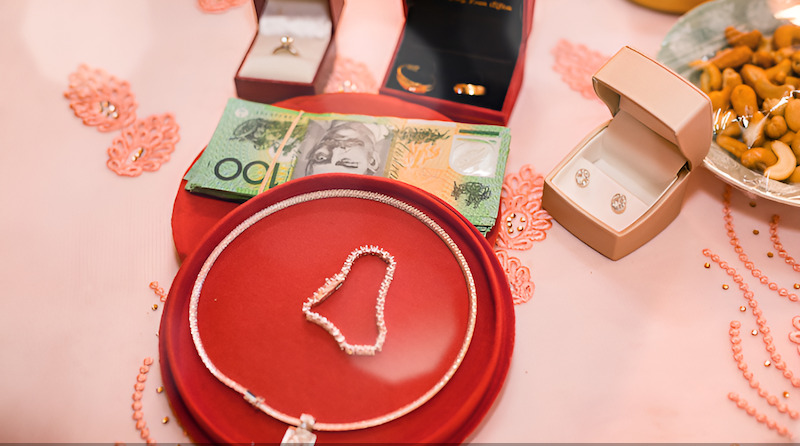 Tiền nạp tài thường được để trong các phong bì màu đỏ