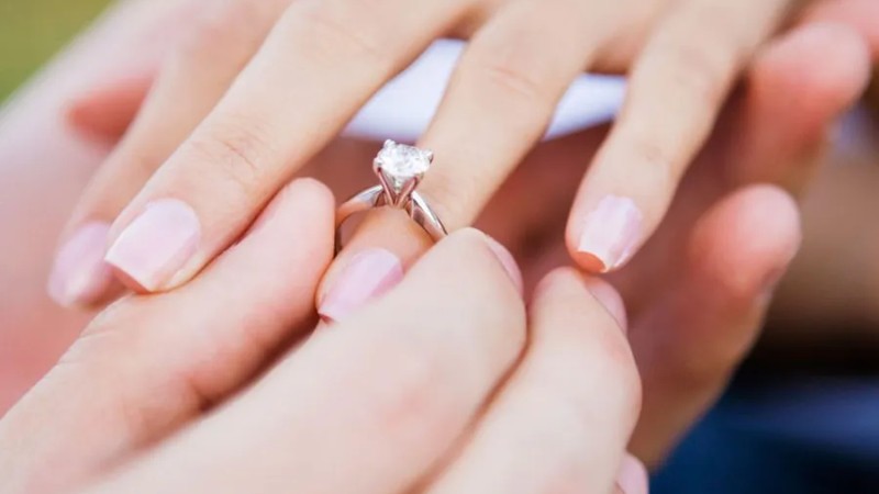 Nhẫn cầu hôn vàng trắng mang đến vẻ đẹp hiện đại và thanh lịch