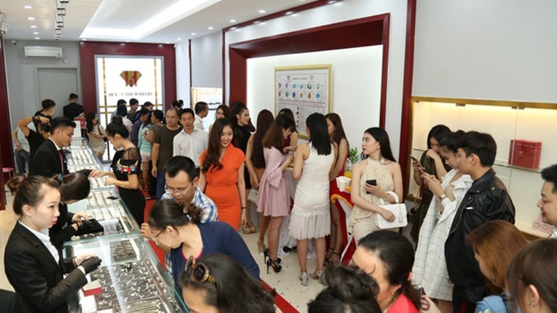 Huy Thanh Jewelry chuyên cung cấp nhẫn cầu hôn theo phong cách Hàn Quốc