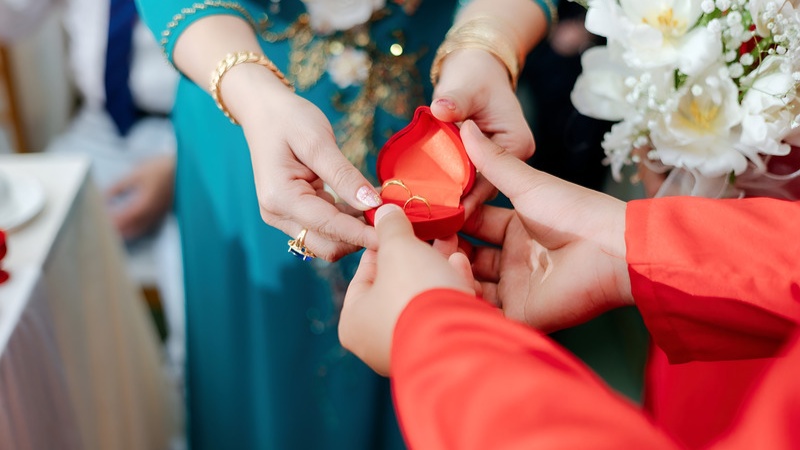 Thống nhất cách trao tiền mặt và quà tặng giữa hai bên gia đình