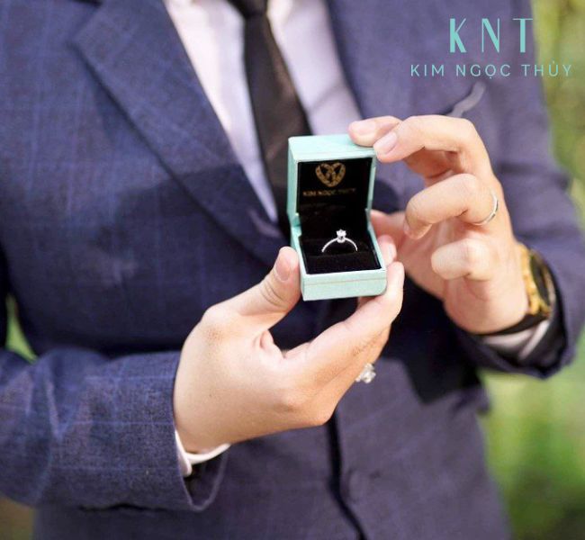 Mỗi chiếc nhẫn được chế tác trong 96h bởi đội ngũ thợ kim hoàn lành nghề