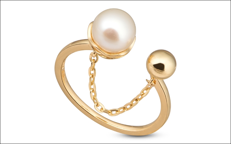 Cận cảnh ký hiệu 14K được khắc bên trong một chiếc nhẫn vàng