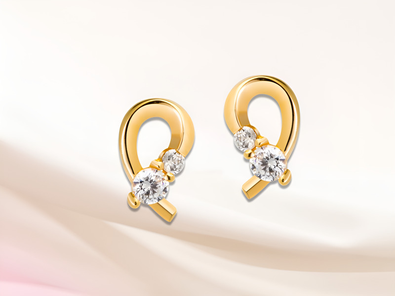 Một chiếc nhẫn vàng 607 với thiết kế tinh xảo được đặt trên nền trắng