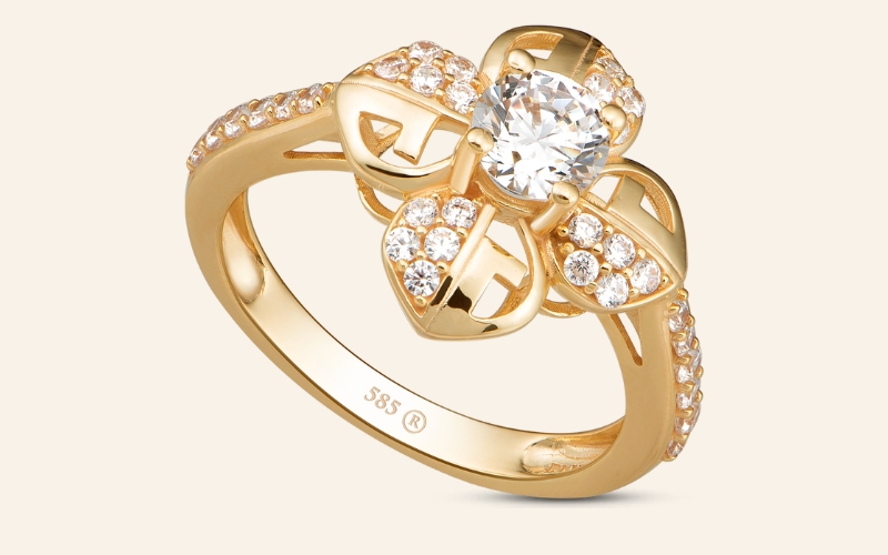 Nhẫn cưới vàng 14K với ký hiệu 585 khắc bên trong lòng nhẫn