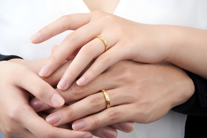 Nhẫn cưới chất liệu vàng 585 bền đẹp và sáng bóng