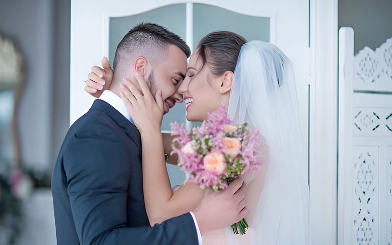 Cặp đôi đang hạnh phúc hôn nhau trong bối cảnh ngày kỷ niệm lãng mạn