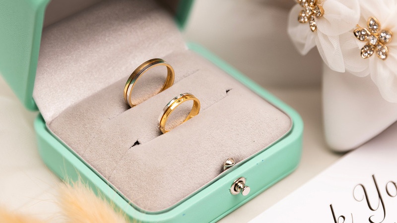 Đặt nhẫn cưới theo yêu cầu là hình thức chế tác cặp nhẫn dựa trên mong muốn cụ thể của bạn