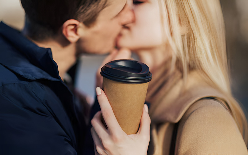 Cặp đôi trưởng thành trao nhau nụ hôn say đắm, thể hiện tình cảm bền chặt