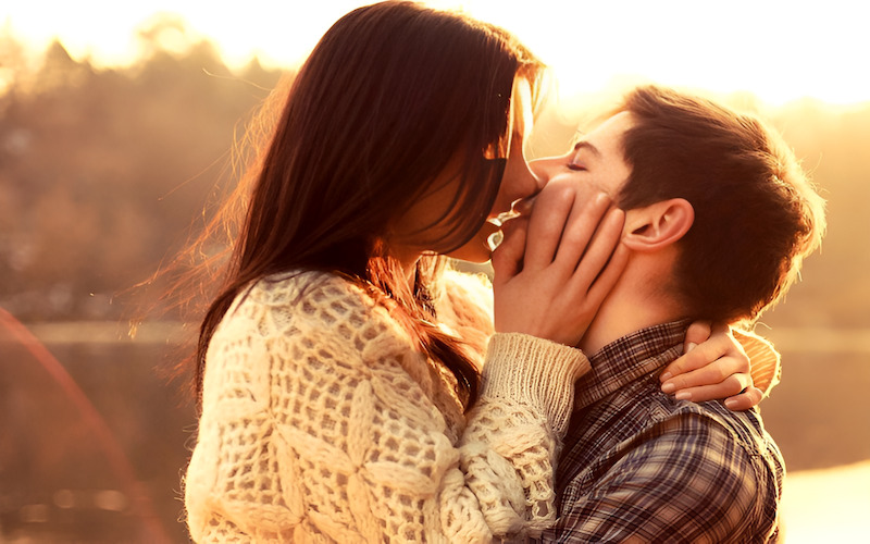 Cặp đôi đang ngồi trò chuyện cởi mở và chân thành với nhau