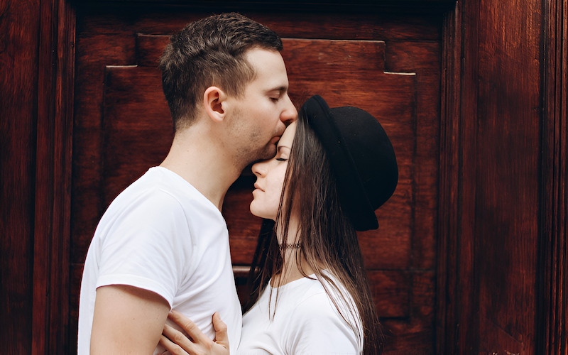 Chàng trai dịu dàng đặt nụ hôn lên trán bạn gái đang hạnh phúc mỉm cười