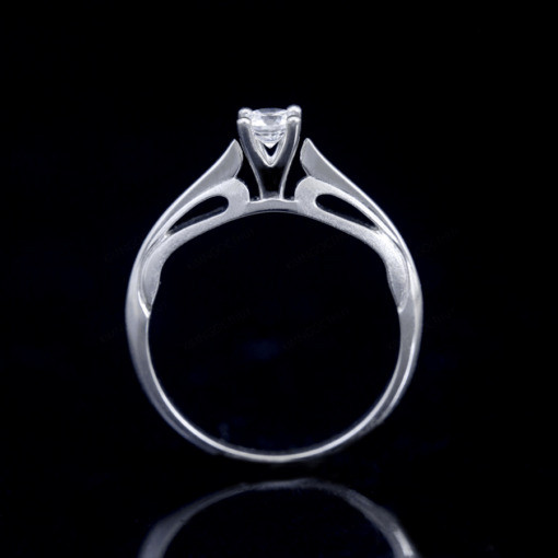 Nhẫn đính hôn R276 mang lại vẻ đẹp mềm mại, dịu dàng cho quý cô