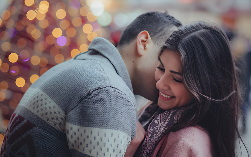 Chàng trai hôn lên trán cô gái, thể hiện sự che chở, an toàn