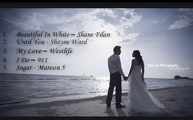 Một người đang xem xét bản nhạc và lời bài hát.