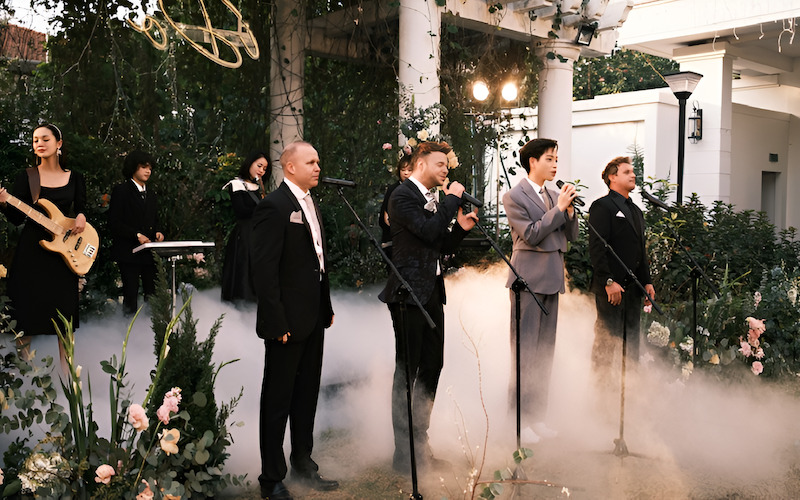 Hệ thống âm thanh và ánh sáng được chuẩn bị kỹ lưỡng cho tiệc cưới.