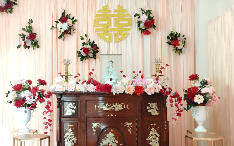 Bàn thờ tổ tiên là trung tâm của nghi lễ, do đó việc dọn dẹp và trang trí cần được thực hiện một cách cẩn thận và tôn nghiêm