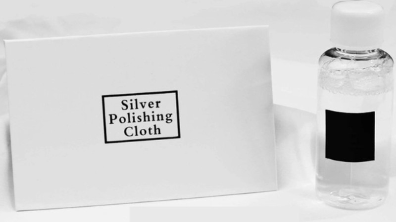 Chai dung dịch vệ sinh và đánh bóng trang sức chuyên dụng cùng khăn lau đi kèm