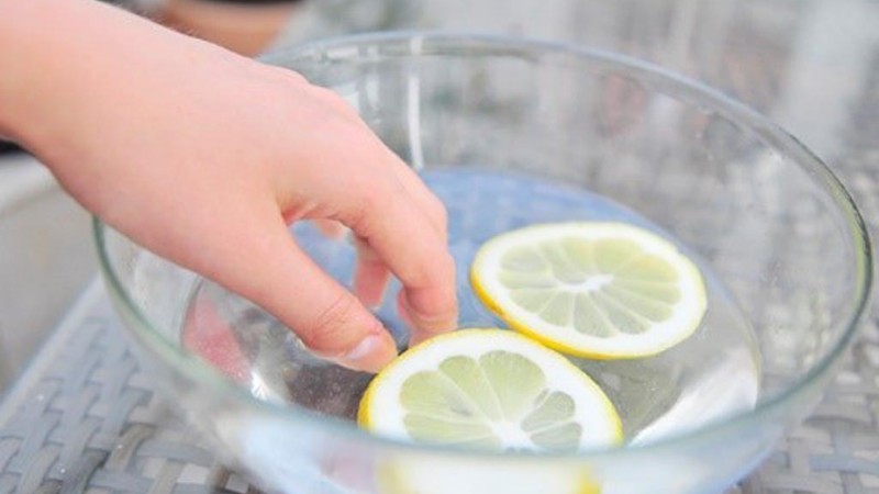 Làm sáng vàng bằng nước cốt chanh và muối
