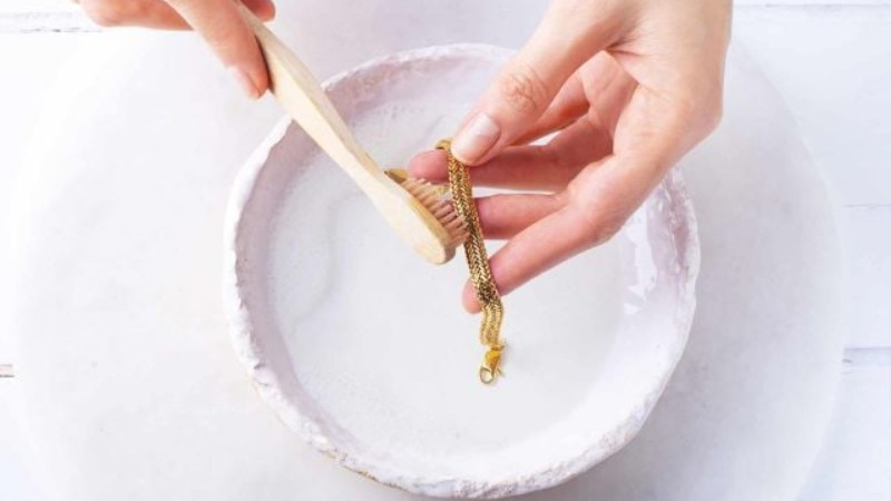 Vệ sinh và làm sạch vòng vàng trơn bằng cồn