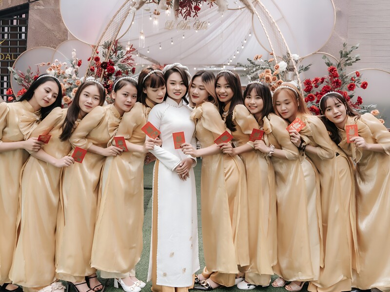 Dàn bê tráp nam nữ cười tươi trong trang phục áo dài.