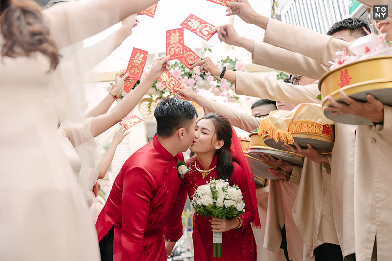 Cô dâu và chú rể trao phong bao lì xì cho đội bê tráp.