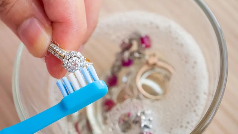 Vệ sinh nhẫn cưới định kỳ để hạn chế bám bẩn và hư hỏng