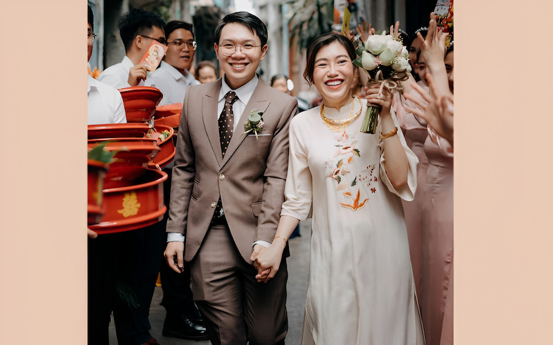 Khi đoàn lễ rước dâu về đến nhà trai, mẹ chồng sẽ ra đón con dâu vào nhà