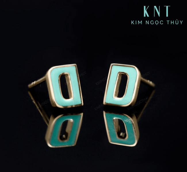 Bạn có thể lựa chọn đôi bông tai vàng Sea LA Vie chữ cái cách điệu theo tên của mình.