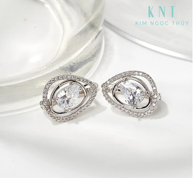 Bông tai vàng hình giọt nước mang lại vẻ đẹp thanh lịch, sang trọng cho người sở hữu.