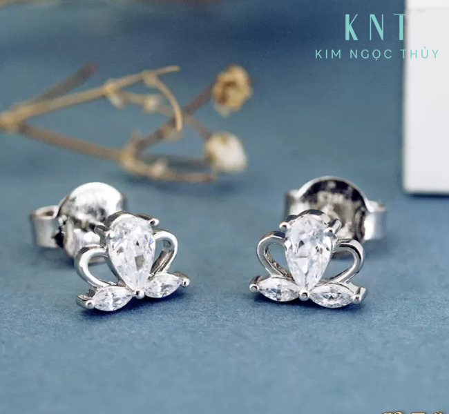 Mẫu bông tai vàng nụ hoa đính đá sang chảnh, lộng lẫy.