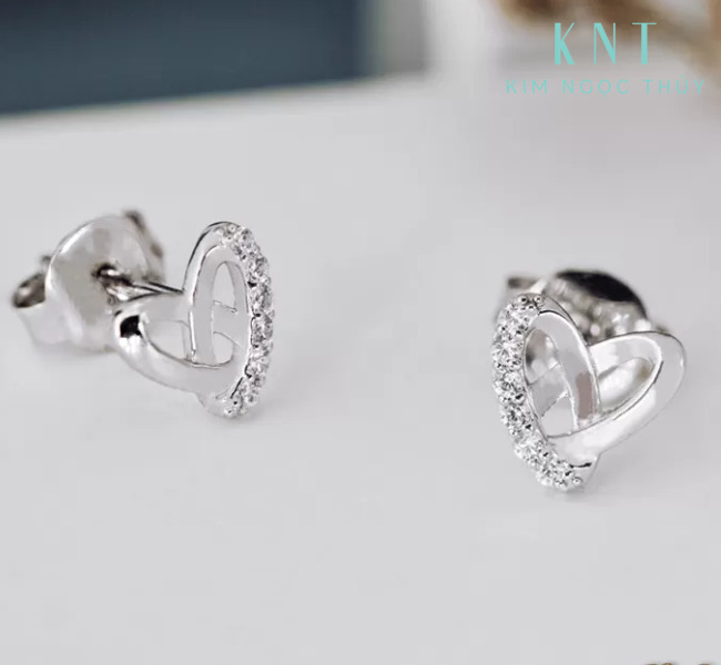 Đôi bông tai vàng hình trái tim pha lẫn nét đơn giản và hiện đại. 