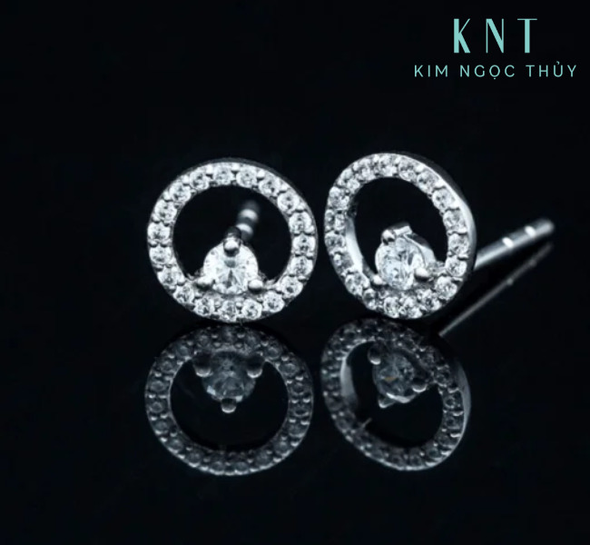 Bông tai vàng đính đá vòng tròn mang vẻ đẹp lung linh, lấp lánh.