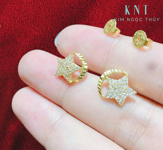 Bông tai vàng là món nữ trang vừa giá trị vừa thẩm mỹ